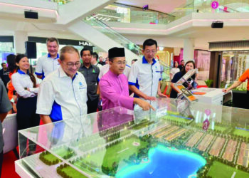 PENGERUSI REHDA Selangor, Datuk Zaini Yusoff (kanan) mengiringi Exco Perumahan & Kebudayaan Negeri Selangor, Borhan Aman Shah dan Pengerusi MAPEX Selangor 2024, Loo Chee Yang meninjau projek perumahan oleh pemaju selepas melancarakan MAPEX Selangor 2024 di Pavilion Bukit Jalil semalam.