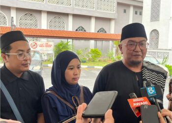 BOB Ringgo (kanan), Siti Arbaiyah Bahudin, dan Saiful Arifin Sukiman antara sepupu Allahyarham Leftenan Komander Wan Rezaudeen Kamal Wan Zainal Abidinyang hadir ke Masjid Salahuddin Al-Ayubbi di sini, hari ini. - UTUSAN/AIMAN ALI