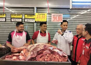 SAHARUDDIN Mohd. Kia (tiga dari kanan) meninjau harga barangan mentah di sebuah pasar raya di Kuala Terengganu, hari ini. - UTUSAN/KAMALIZA KAMARUDDIN