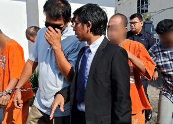SHAHAR Rudin Abd. Rashid (dua, kiri) yang dituduh mencabul kehormatan seorang gadis
dibawa ke Mahkamah Majistret Kemaman, hari ini. - UTUSAN/NIK NUR IZZATUL HAZWANI NIK ADNAN