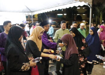 PELAJAR PSA tidak melepaskan peluang menikmati juadah bersahur yang disediakan oleh PTPTN pada Program Jom Kejut Sahur di politeknik itu baru-baru ini.