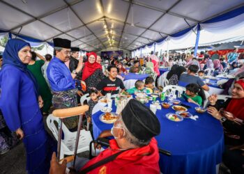 JOHARI Abdul Ghani beramah mesra bersama penduduk Kampung Bharu ketika Majlis Rumah Terbuka Aidilfiti, Parlimen Titiwangsa semalam.