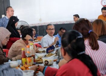 FAHMI ketika membuat perjumpaan bersama komuniti di Cendol Pak Samat, di sini -UTUSAN/M. FIRDAUS M. JOHARI