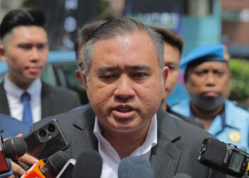 Anthony Loke pada sidang media selepas melancarkan stesen pengecas EVlution, di sini, hari ini. - UTUSAN/AMIR KHALID