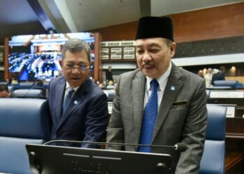 HAJIJI Noor bersama Timbalan Ketua Menteri, Datuk Seri Dr Joachim Gunsalam (kiri) semasa sidang DUN Sabah di Kota Kinabalu hari ini.