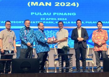 MOHAMAD Abdul Hamid (tiga dari kanan) ketika hadir merasmikan Mesyuarat Agung Negeri (MAN) Angkasa Pulau Pinang di Bertam, Kepala Batas, Pulau Pinang