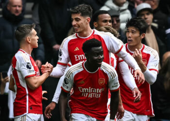 PEMAIN-Pemain Arsenal meraikan jaringan Kai Havertz (tengah) pada aksi Liga Perdana Inggeris menentang Burnley.-AFP