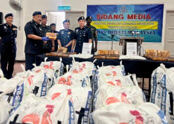 BADERULHISHAM Baharudin (dua dari kiri) menunjukkan ketulan mampat dipercayai ganja yang dirampas sewaktu sidang akhbar di Ibu Pejabat Polis Kontinjen (IPK) Perlis, hari ini. -UTUSAN/ASYRAF MUHAMMAD