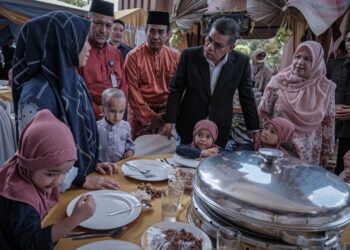 SAIFUDDIN Nasution Ismail beramah mesra selepas Majlis Perjumpaan Bersama Warga Maritim Malaysia di Putrajaya. - UTUSAN/FAIZ ALIF ZUBIR