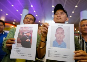 MOHD. Shuhaily Mohd Zain bersama Ketua Jabatan Siasatan Jenayah Selangor, Senior Asisten Komisioner Baharudin Mat Taib menunjukkan gambar saspek berhubung insiden tembakan di Balai Ketibaan KLIA Terminal 1, pagi ini, UTUSAN/FAISOL MUSTAFA