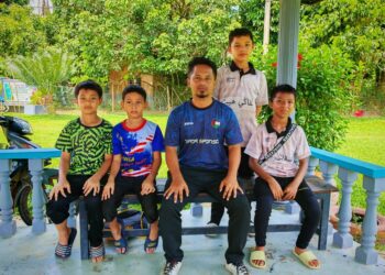 KHAIRUL Azuan Muhamad (tengah) bersama sebahagian murid yang menyertai aktiviti kokurikulum di Sekolah Kebangsaan Kampung Pagi, Ulu Tembeling, Jerantut, Pahang. - UTUSAN/HARIS FADILAH AHMAD