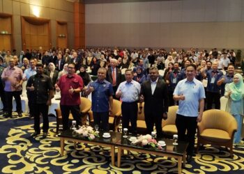 JALALUDDIN Alias (depan, tiga dari kanan) bersama para peserta Seminar Memacu Malaysia Vision Valley (MVV) Ke Arah Bandar Pintar dan Rendah Karbon di Seremban, hari ini. - UTUSAN/NAZARUDIN