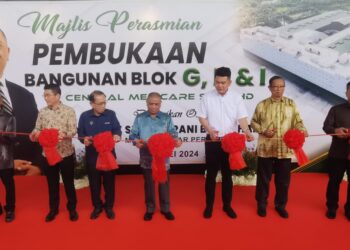SAARANI Mohamad (tengah) merasmikan kilang Central Medicare Sdn. Bhd. di Changkat Jong, Teluk Intan semalam. - UTUSAN/AIN SAFRE BIDIN