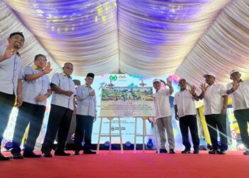 NGA Kor Ming (empat dari kanan) membuat gimik pelancaran sewaktu Program Sentuhan Kasih KPKT ke Negeri Perlis di Kangar Street Art,  Kangar, Perlis hari ini. -UTUSAN/ASYRAF MUHAMMAD
