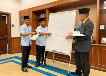 Mohd. Shukri Ramli bersama dua Exco, Asrul Aimran Abd Jalil  dan Muhammad Azmir Azizan yang juga merupakan bekas guru di pejabat Menteri Besar, Kangar, Perlis semalam.- UTUSAN/MOHD. HAFIZ ABD. MUTALIB