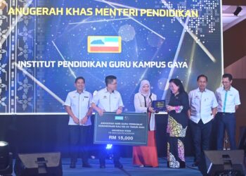 FADHLINA Sidek (tiga dari kiri) menyampaikan Anugerah Khas Menteri Menteri kepada Institut Pendidikan Guru (IPG) Kampus Gaya, Sabah pada Majlis Anugerah Hari Guru 2024 di Pusat Konvensyen Antarabangsa Sultan Ahmad Shah (SASICC) di Kuantan, Pahang. - FOTO/SHAIKH AHMAD RAZIF