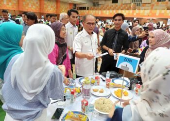 WAN ROSDY Wan Ismail (tengah) menyampaikan sumbangan BPP Kluster Siswa 2024 kepada mahasiswa negeri ini di Dewan Kompleks Sukan Universiti Malaysia Pahang Al-Sultan Abdullah (UMPSA) Kampus Gambang di Kuantan, Pahang.