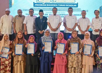 AHMAD Samsuri Mokhtar (empat dari kanan) bergambar bersama penerima Biasiswa Tunas Sholar  dan Pelancaran Biasiswa Tunas Scholar di Hotel Permai, Kuala Terengganu, hari ini. - UTUSAN/PUQTRA HAIRRY ROSLI