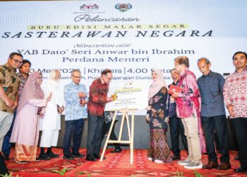 Anwar Ibrahim (tengah) menandatangani plak sebagai gimik pelancaran Buku Edisi Malar Segar Sasterawan Negara di reruai Dewan Bahasa dan Pustaka (DBP) sempena Pesta Buku Antarabangsa Kuala Lumpur (PBAKL) 2024 di Pusat Dagangan Dunia (WTC) Kuala Lumpur, semalam. – UTUSAN/MUHAMAD IQBAL ROSLI