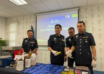 KETUA Polis Daerah Brickfields, Asisten Komisioner Ku Mashariman bin Ku Mahmood (dua dari kiri) menunjukkan sebahagian dadah yang dirampas.