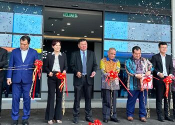 SAARANI Mohamad (empat dari kanan) pada perasmian pembukaan kilang baharu Smart Paint Manufacturing Sdn. Bhd. di Kawasan Perindustrian Bemban di Batu Gajah semalam. - UTUSAN/LIYANA RAMLI