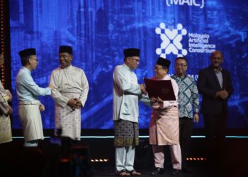 Anwar Ibrahim (tengah) menyerahkan surat lantikan Konsortium Kecerdasan Pintar Malaysia (MAIC) kepada Naib Canselor Universiti Teknologi Malaysia (UTM), Prof. Datuk Dr. Ahmad Fauzi Ismail (tiga kanan) pada Majlis Malaysia Artificial Intelligence Nexus 2024 (MY AI NEXUS 2024) di Pusat Dagangan Dunia (WTC), Kuala Lumpur, semalam. Hadir sama Zambry Abd Kadir (tiga kiri). – UTUSAN/FARIZ RUSADIO