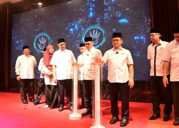 DATUK Seri Wan Rosdy  Wan Ismail (empat dari kanan) dan Datuk Dr. Mohd Na'im Mokhtar (tiga dari kanan) ketika menyempurkan gimik pra pelancaran MTHQK 2024 yang diadakan di Hotel SwissBel, Kuantan. UTUSAN/SHEIKH AHMAD RAZIF