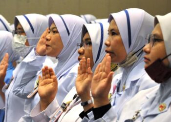 Jawatankuasa Pilihan Khas (JKPK) Kesihatan mahu Kementerian Kesihatan (KKM) dan Jabatan Perkhidmatan Awam (JPA) mengekalkan waktu bekerja kakitangan kesihatan 42 jam seminggu seperti selama ini.