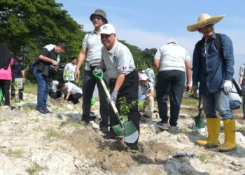 SAARANI Mohamad menanam pokok pada Program Pemuliharaan Biodiversiti di Taman Alam Kinta di Kampar hari ini. - UTUSAN/ZULFACHRI ZULKIFLI