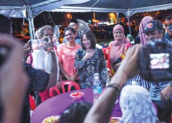Pang Sock Tao hadir pada Majlis Rewang dan Ramah Mesra Komuniti Ampang Pecah sempena Pilihan Raya Kecil (PRK) Kuala Kubu Baharu di Hulu Selangor, semalam. - UTUSAN/M.Firdaus M Johari
