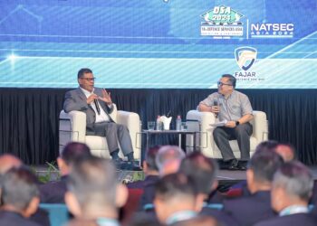 Saifuddin Nasution Ismail ketika mengambil bahagian dalam sesi 'Townhall Discussion' sempena Pameran Perkhidmatan Pertahanan Asia (DSA) 2024 dan Pameran Keselamatan Kebangsaan Asia (NATSEC ASIA) 2024 di Pusat Dagangan dan Pameran Antarabangsa (MITEC), Kuala Lumpur, semalam. - UTUSAN/AMIR KHALID