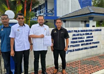 ISKANDAR Dzulkarnain Abdul Khalid  (dua dari kanan) membuat laporan polis di Ibu pejabat Polis Daerah (IPD) Kuala Kangsar pada Jumaat lalu berhubung hantaran ancaman simbahan asid.