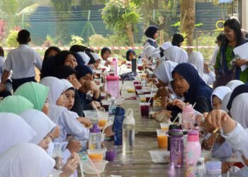 PIHAK berkuasa kesihatan dan sekolah perlu meningkatkan pengawasan dan pemantauan terhadap kantin sekolah. – UTUSAN