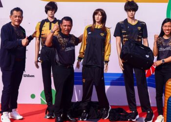 PRESIDEN Majlis Olimpik Malaysia (MOM), Mohamad Norza Zakaria (tengah), Ketua Kontinjen (CDM) Malaysia ke Sukan Olimpik Paris 2024, Hamidin Mohd Amin (kiri) dan Timbalan CDM, Nicol Ann David (kanan) bergambar bersama pelancaran pakaian rasmi Kontinjen Malaysia ke Sukan Olimpik 2024 Paris di perkarangan Plaza Raintree, Tun Razak Exchange, Ahad lalu.-IHSAN FB MOM