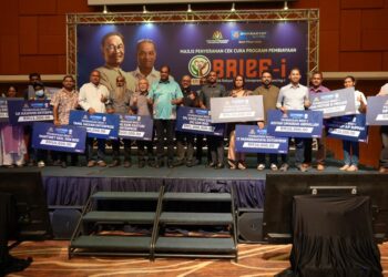 Timbalan Menteri Pembangunan Usahawan dan Koperasi, Datuk Ramanan Ramakrishnan bersama para penerima usahawan India dalam Majlis Penyerahan Cek Cura Program Pembiayaan BRIEF- I di Menara Berkembar Bank Rakyat.