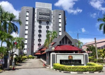 NOR Hasmidah Ismail mengaku salah melakukan aktiviti pelacuran di Mahkamah Majistret Kuala Terengganu, hari ini.