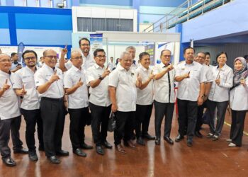 WAN ROSDY Wan Ismail (lima, kanan) hadir pada Majlis Perasmian Karnival Tanah Peringkat Negeri Pahang tahun 2024 di Dewan Jubli Perak Sultan Haji Ahmad Shah Lipis di Lipis, Pahang. - FOTO/NORFARHIZA MOHD ATAR