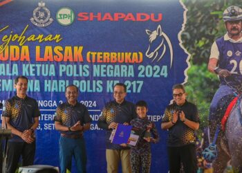 AHMAD Samsuri Mokhtar (tengah) bersama Razarudin Husain (dua, kiri) menyampaikan hadiah kepada pemenang pada Majlis Penutup dan Penyampaian Hadiah Kejohanan Kuda Lasak (Terbuka) Piala Ketua Polis Negara sempena Peringatan Hari Polis Ke-217 di Setiu, hari ini. - UTUSAN/PUQTRABHAIRRY ROSLI