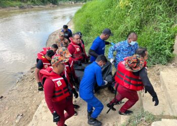 MAYAT warga emas dinaikkan ke daratan oleh pasukan mencari dan menyelamat di anak sungai berdekatan Kuil Sri Muniswaran, Batu Satu, Jalan Karak, Mentakab di Temerloh, Pahang. - FOTO/IPD TEMERLOH