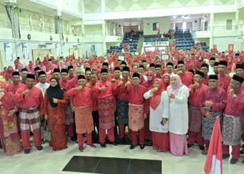 ZAMBRY Abdul Kadir (enam, kiri) bergambar bersama perwakilan selepas merasmikan Mesyuarat Perwakilan UMNO Bahagian Dungun di Politeknik Sultan Mizan Zainal Abidin, Dungun, hari ini. - UTUSAN/NIK NUR IZZATUL HAZWANI NIK ADNAN