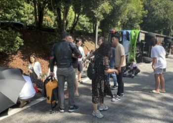 SEBAHAGIAN penumpang bas terdiri daripada warganegara China yang terselamat dalam kemalangan jalan raya di Kilometer 16.5 berdekatan Genting Highlands di Bentong, Pahang. - FOTO/JBPM PAHANG