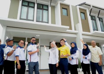 Dr. Suhailizan Suliman (lima dari kanan ) bersama Zahrin Zakaria (empat dari kiri) menunjukkan unit rumah contoh pada Majlis Pelancaran Jualan Areca Terrace Fasa 4B di  Bandar UDA Nexbyte, Johor Bahrui, semalam. – mingguan/RAJA JAAFAR ALI