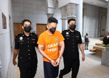 Dalang 'Sindiket kontena terbang' warga Singapura ditahan SPRM di Mahkamah Majistret, Putrajaya.