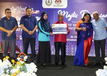 SAARANI Mohamad (tiga dari kanan) menyampaikan replika cek kepada peserta pertandingan Reruai Produk KRT pada Sambutan Minggu Perpaduan peringkat negeri di Ipoh hari ini. - UTUSAN/MUHAMAD NAZREEN SYAH MUSTHAFA