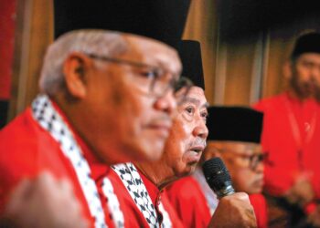 MUHYIDDIN Yassin (tengah) dan Hamzah Zainudin (kiri)
