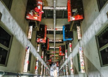 SAMPAH berselerak dan berteraburan antara isu yang melingkari projek Program Perumahan Rakyat (PPR). - MINGGUAN/SHIDDIEQIIN ZON