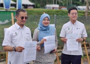 MOHAMAD Abdul Hamid (kiri) bersama Fadhlina Sidek dan Zairil Khir Johari ketika meninjau projek-projek mitigasi banjir di DUN Sungai Bakap, Nibong Tebal, Pulau Pinang.