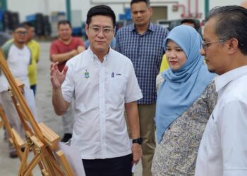 ZAIRIL Khir Johari (tengah) memberi penerangan berkaitan projek mitigasi banjir kepada Fadhlina Sidek (dua dari kanan) dan Mohamad Abdul Hamid (kanan) di Jawi, Nibong Tebal, Pulau Pinang.
