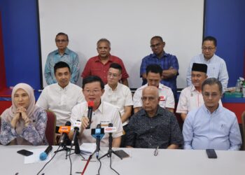 CHOW Kon Yeow (depan, tiga dari kanan) ketika sidang akhbar di Wisma DAP, George Town, Pulau Pinang
