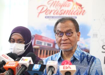 DZULKEFLY Ahmad (kanan) ketika sidang akhbar selepas merasmikan Klinik Kesihatan (Jenis 3) Air Putih, Balik Pulau, Pulau Pinang